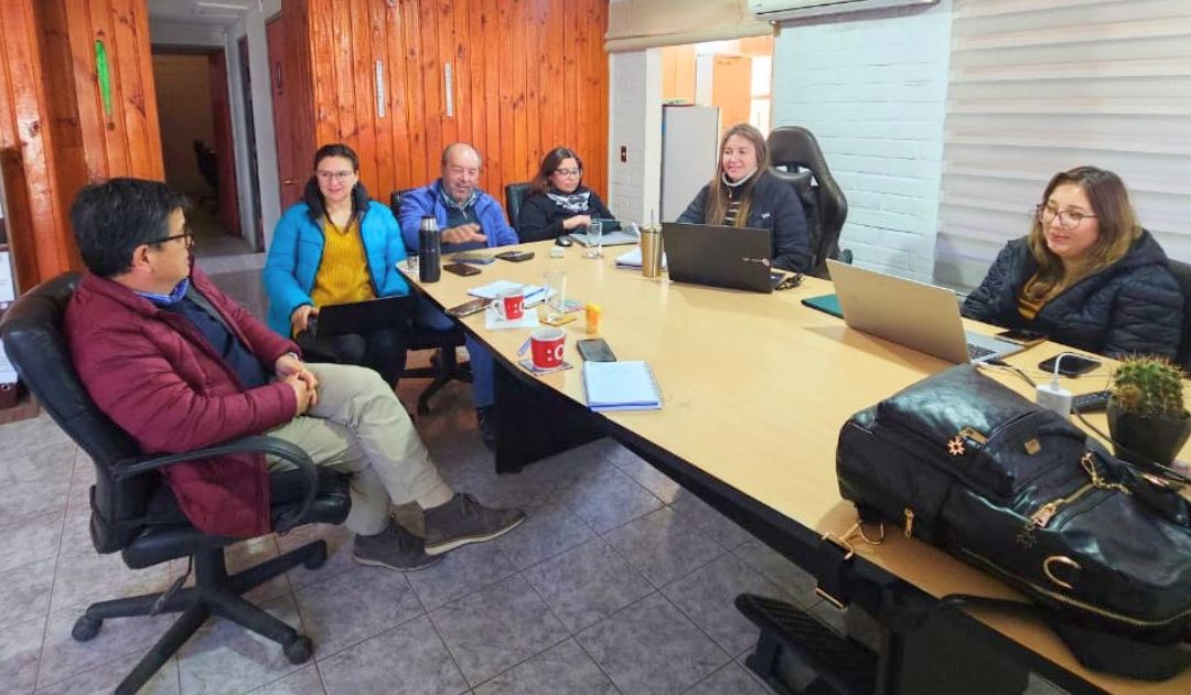 Representantes del Programa Transforma Eficiencia Hídrica Sostenible Atacama, CASUB, Corfo e IFI Frutícola durante una reunión de coordinación para impulsar nuevos proyectos de gestión hídrica en Atacama.